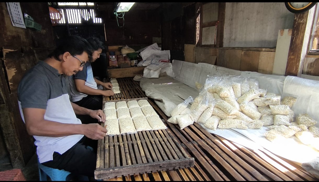 TETAP PRODUKSI: Maryono, perajin tempe Kelurahan Tegal Besar, Kecamatan Kaliwates, saat membuat tempe di rumahnya. Meski harga kedelai mahal, dia tak menaikkan harga jualnya. 