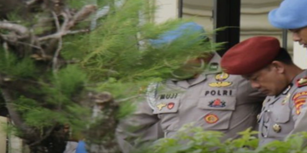 Kasatnarkoba Polres Bima ketika digiring pemeriksaan oleh Propam Polda NTB. (DOK JPNN)