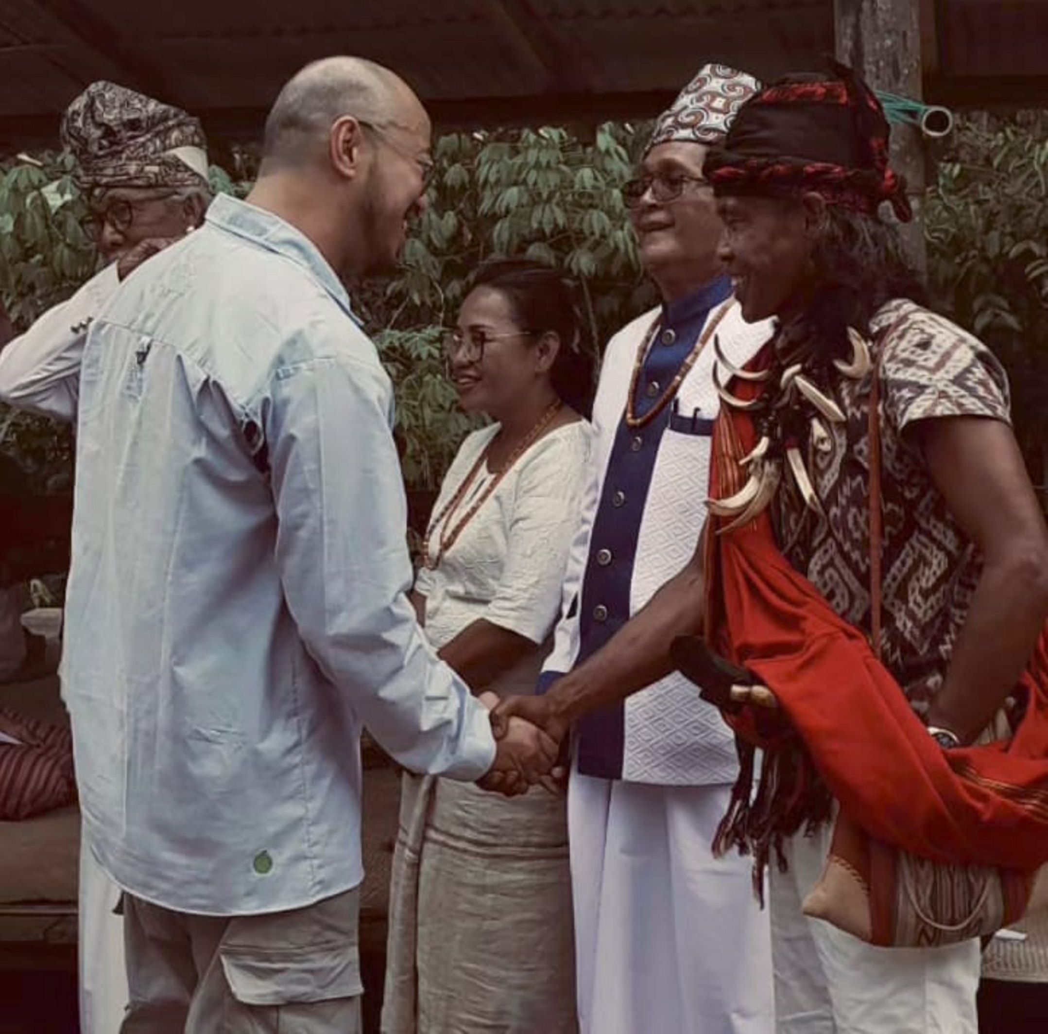 Pandji Pragiwaksono menjalani sanksi adat Toraja Selasa (10/2/2026).