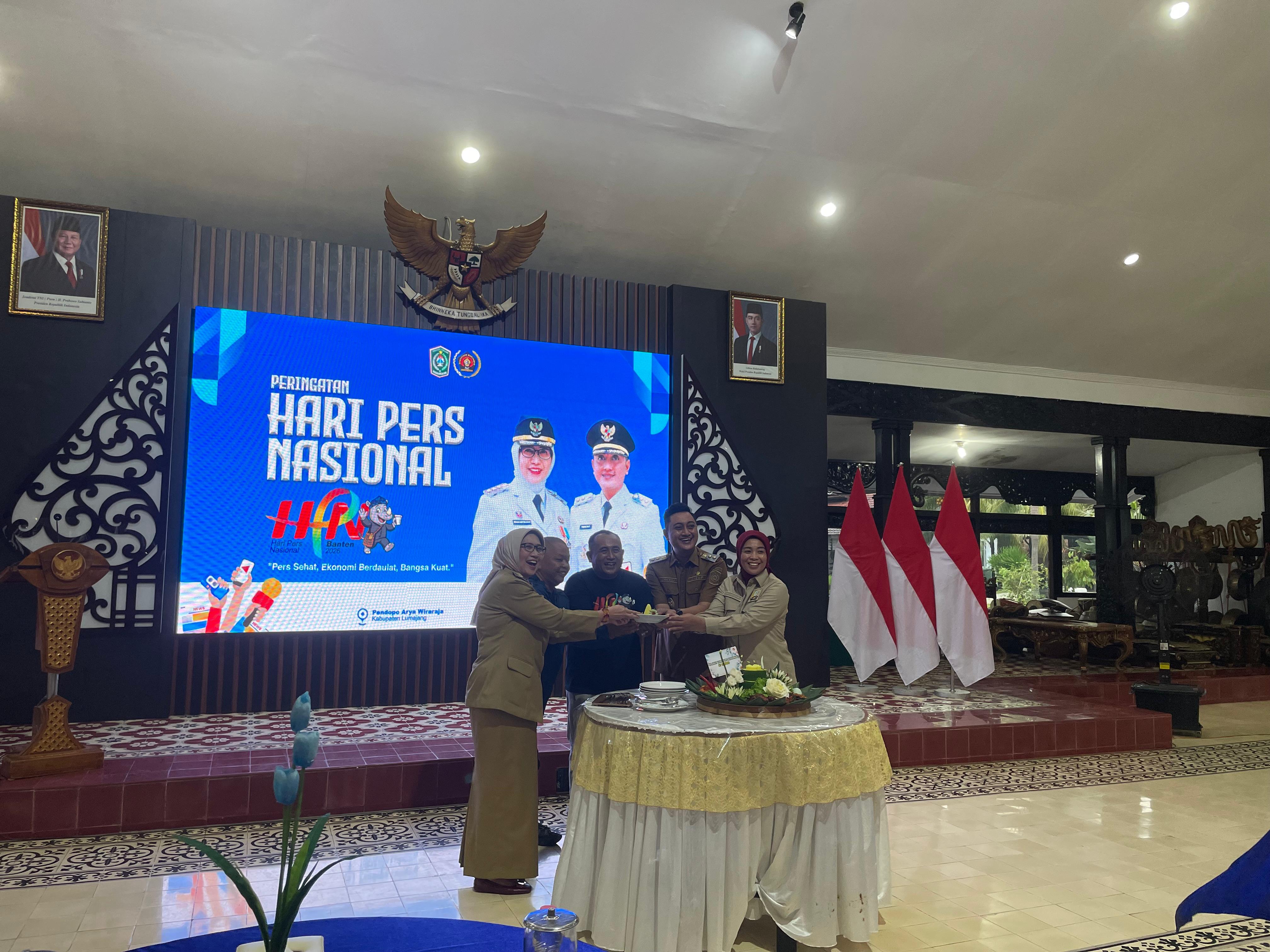 PERINGATI: Sejumlah pejabat teras Lumajang saat menerima potongan nasi tumpeng dari Ketua PWI Lumajang dalam peringatan HPN, kemarin sore.(ADE APRYANIS/RAME)