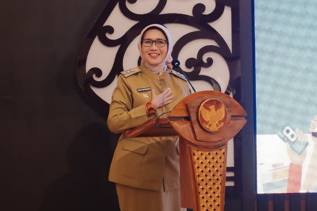 KOMITMEN: Bupati Lumajang Indah Amperawati saat menyampaikan komitmen terhadap pelayanan kesehatan gratis bagi seluruh warga Lumajang, kemarin.(ATIEQSON MAR IQBAL/RAME)