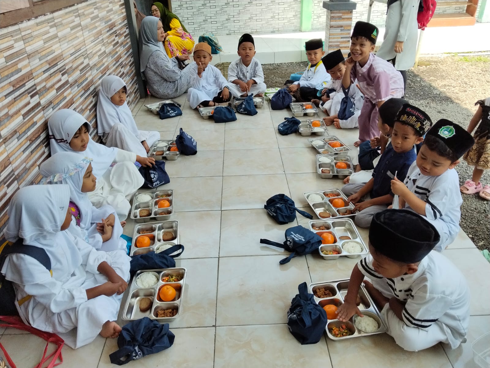 MENIKMATI: Sejumlah siswa di Kecamatan Curahdami menyantap makanan bergizi yang disalurkan oleh SPPG. (MUARIF )