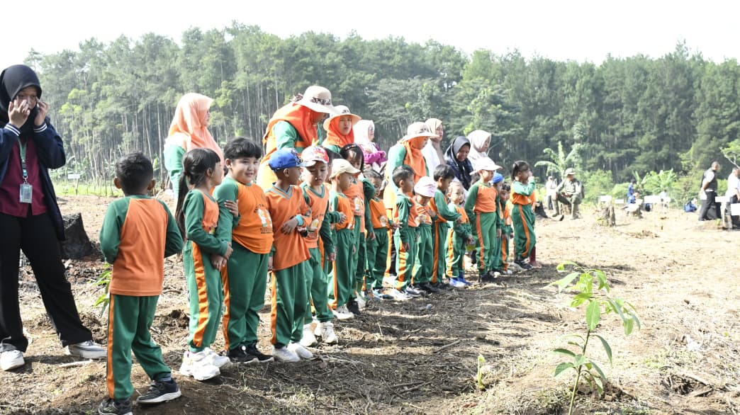 BERSIAP: Sejumlah siswa dan siswi TK di Bondowoso bersiap untuk melakukan penanaman pohon secara serentak.