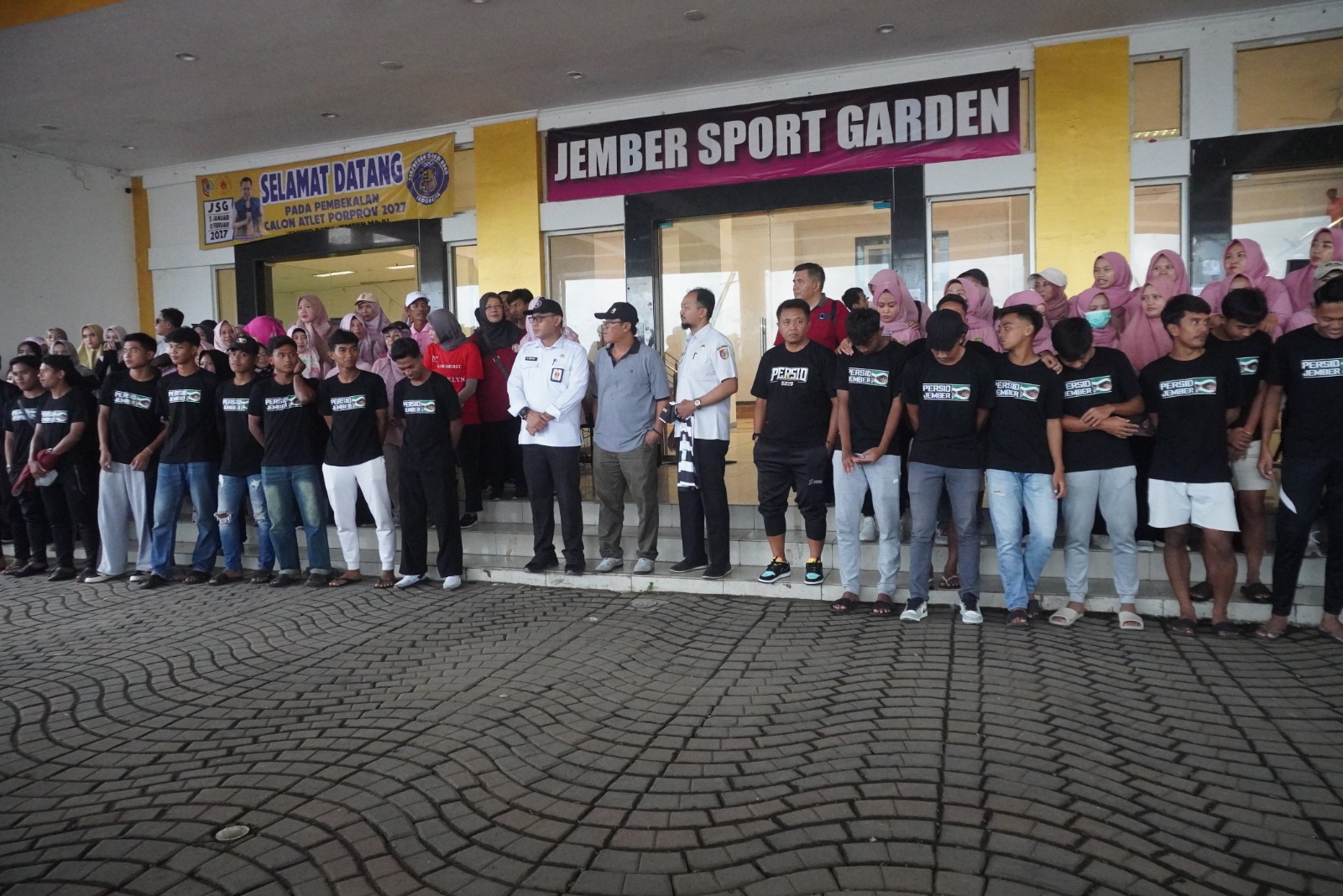 BERANGKAT: Pj Sekda Jember Akhmad Helmi Luqman memberangkatkan tim Persid Jember menuju ke Pamekasan. Pelepasan digelar di Stadion JSG, kemarin.
