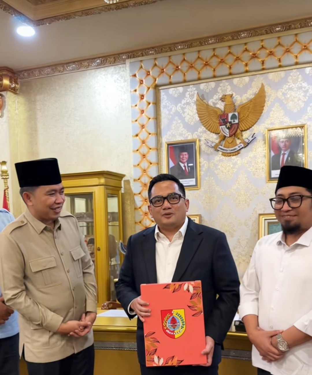 SAMPAIKAN ASPIRASI: Bupati Fawait Bersama Ketua Komisi II DPR RI, M. Rifqinizamy dan anggota Komisi II DPR RI Muhammad Khozin, saat bertemu di Pendapa Wahyawibawagraha Jember, belum lama ini.
