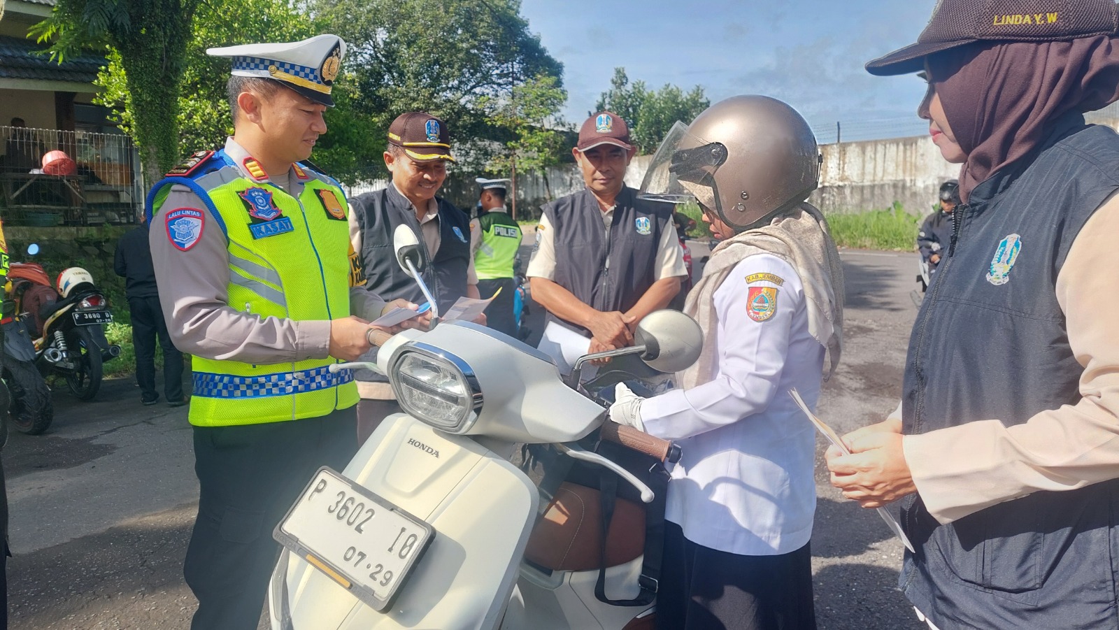 CEK KELENGKAPAN: AKP Bernardus Bagas Simarmata Kasatlantas Polres Jember saat melihat kelengkapan pengendara sepeda motor di Terminal Pakusari pada Rabu (11/2) kemarin.