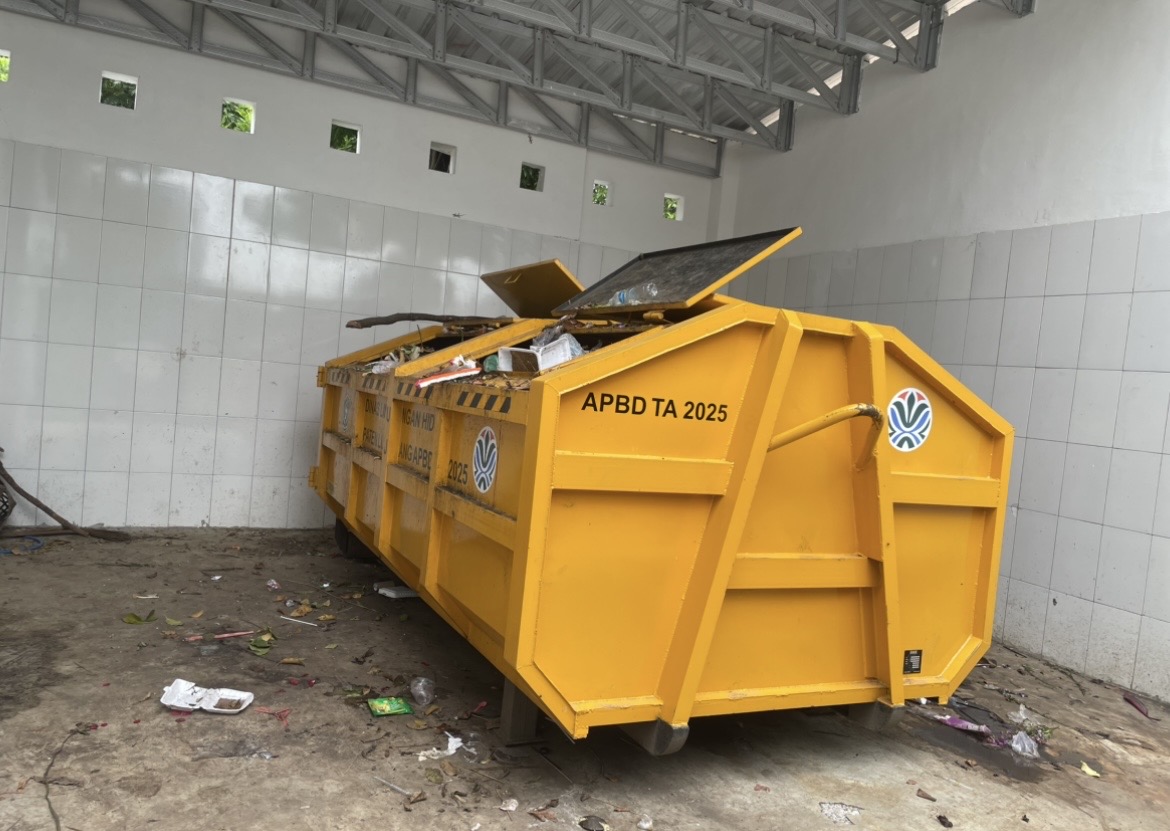 KHAWATIR: Tenaga pendidik di PAUD Terpadu Sakinah Lumajang khawatir dengan kondisi siswa karena lokasi sekolah berdekatan dengan tempat sampah di Alun-alun, Lumajang.(ADE APRYANIS/RAME)