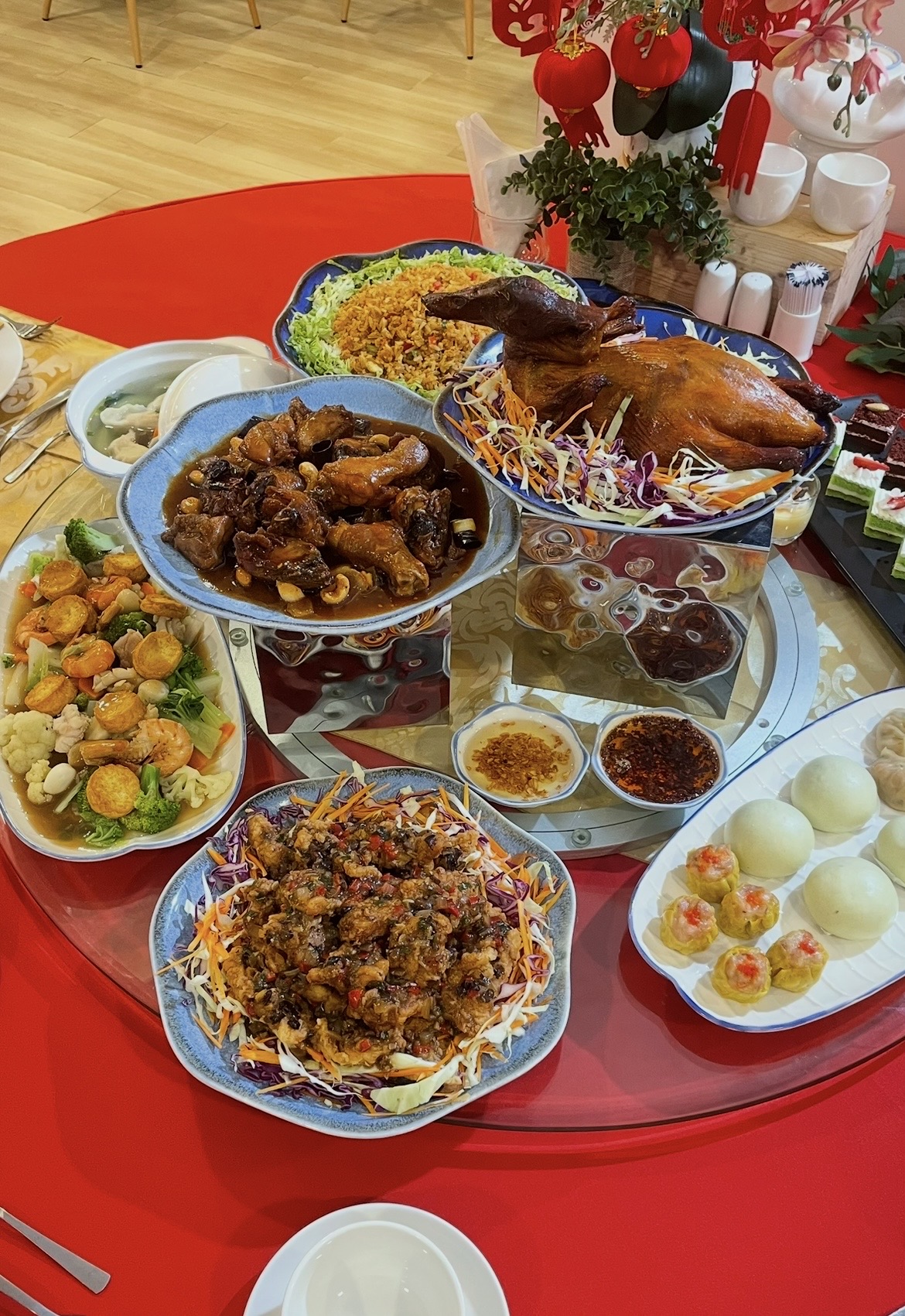 Menu buka puasa dan perayaan imlek sangat menggugah selera.