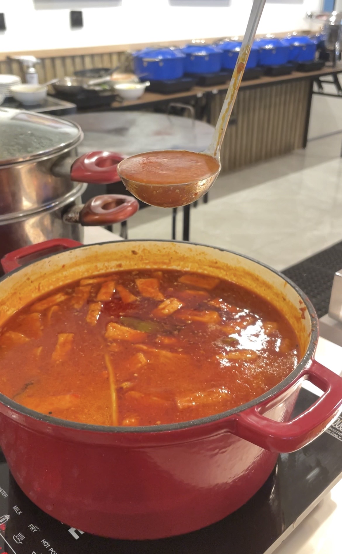Sajian opor ayam dengan kuah santan gurih
