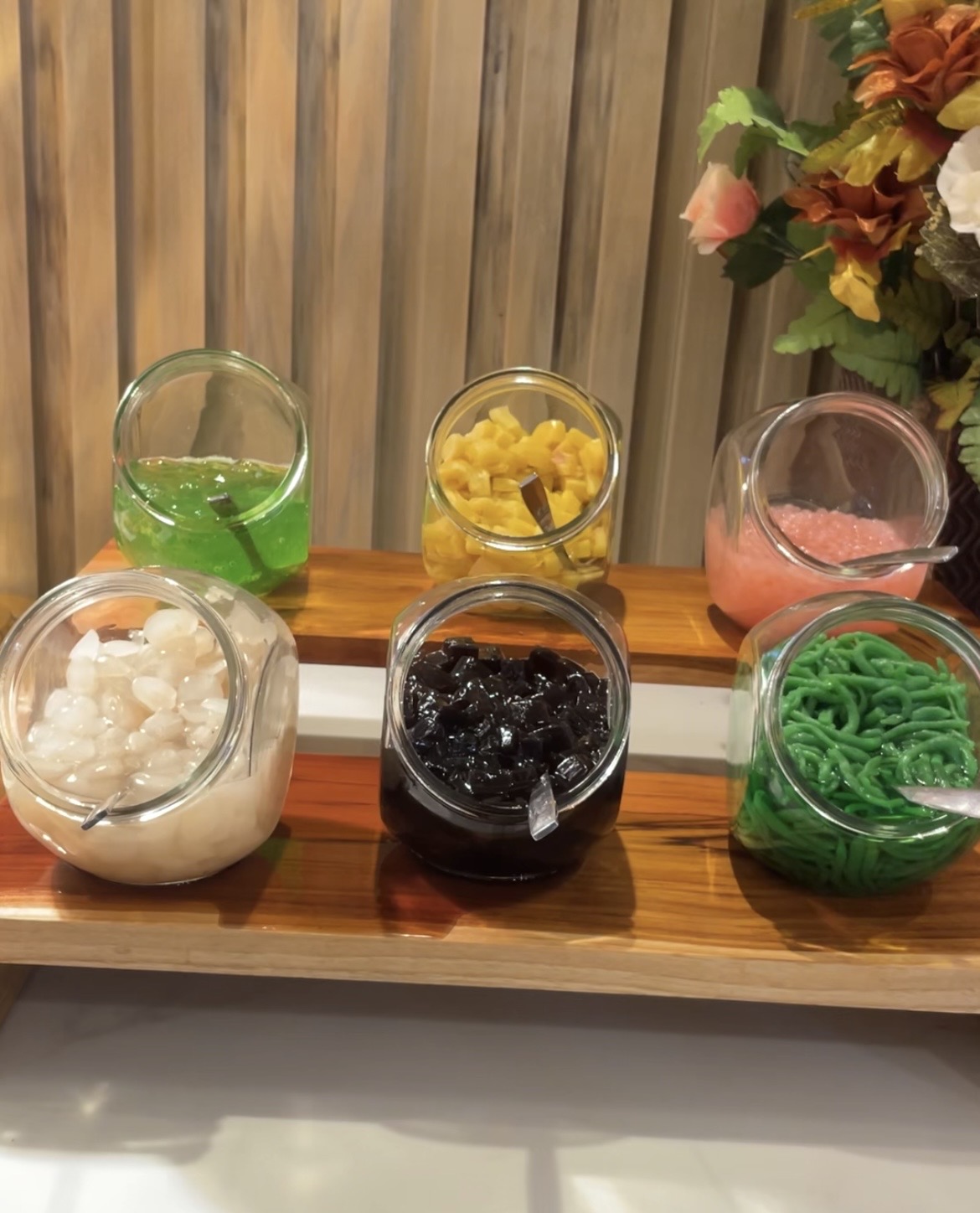 Hidangan penutup es buah dengan isian yang beragam.