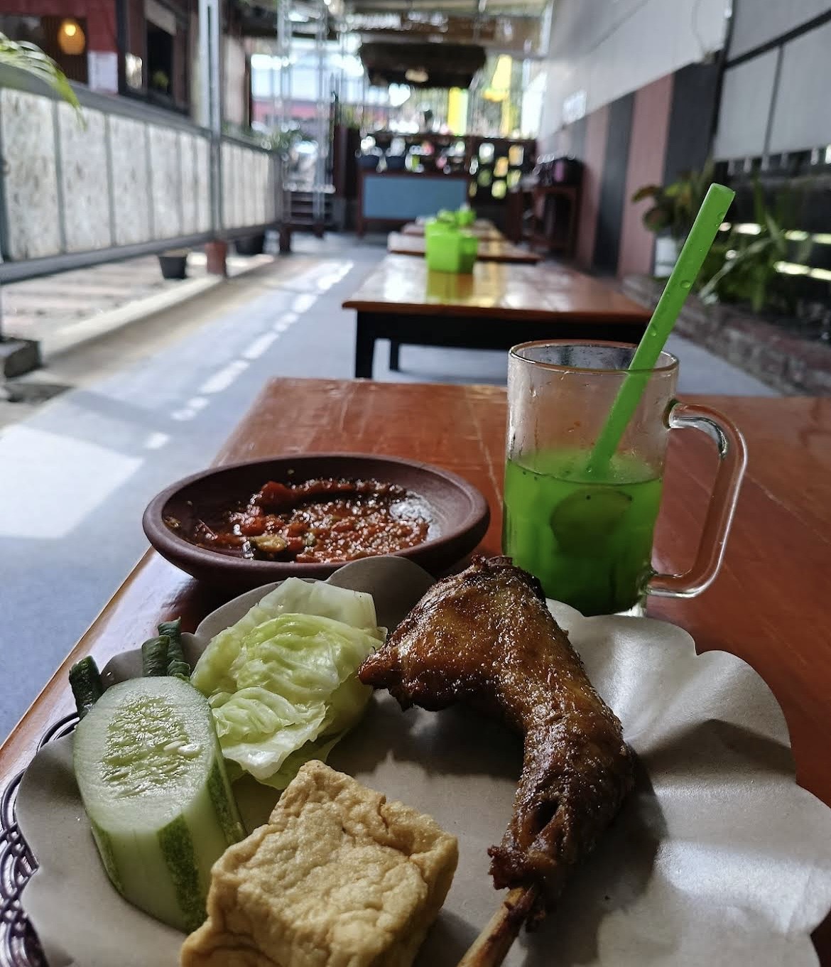 MERAKYAT: Pilihan tempat untuk berbuka puasa di Lumajang semakin banyak dengan harga yang terjangkau.(CHINDY FOR RAME)