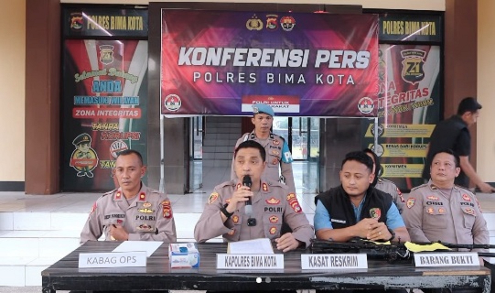 Kapolres Bima Kota AKBP Didik Putra Kuncoro dalam konferensi pers penanganan kasus hilangnya saudara KIFEN JAMRUD di wilayah Gunung Sangiang Api.