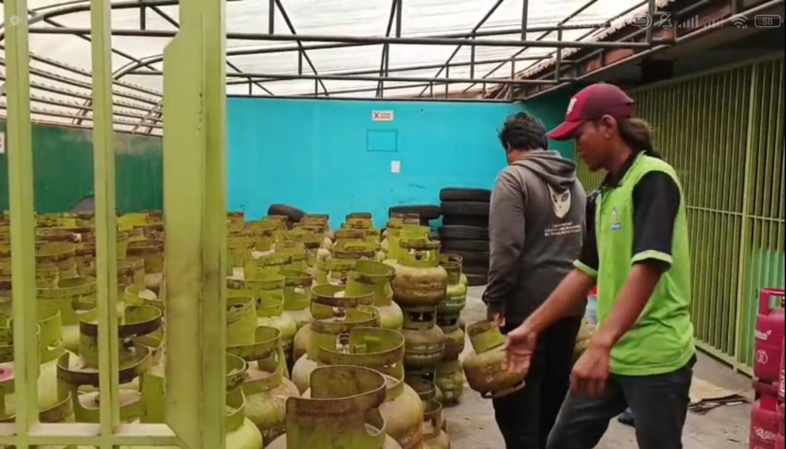 GAS UNTUK WARGA MISKIN: Petugas saat menata tabung gas LPG 3 kilogram. Belakangan ini, warga mengeluhkan kesulitan mendapat gas elpiji bersubsidi tersebut di tingkat pengecer.&nbsp;