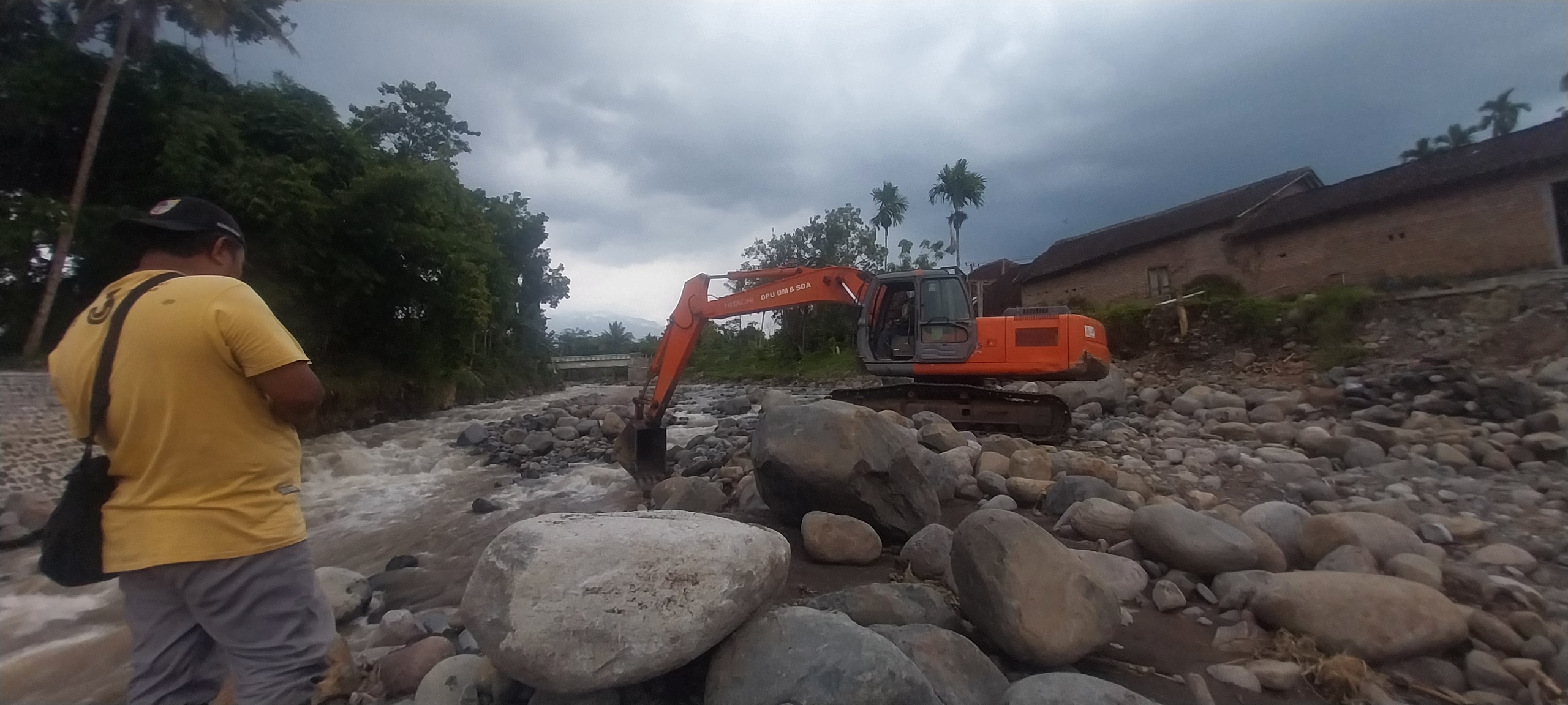 KEMBALI KE DARAT: Alat berat yang saat ini ditarik ke darat karena bagian hulu Sungai Petung, Desa Pakis, Kecamatan Panti mulai diguyur hujan.(JUMAI/RJ)