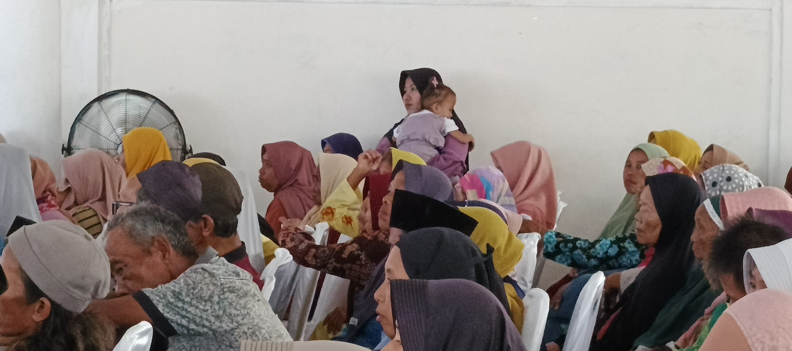 Sejumlah masyarakat penerima bantuan saat lawatan BP Taskin ke Jember, tepatnya di Balai Desa Cangkring, Kecamatan Jenggawah, Jember Kamis (12/2/2026). (Maulana/JPRJ)