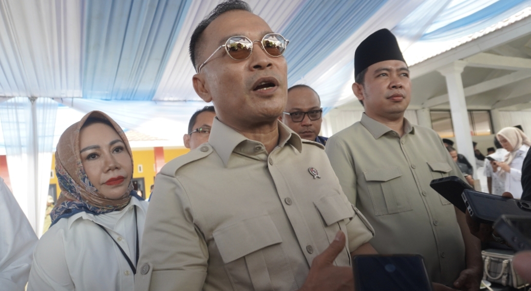 Iwan Sumule, ditemani Bupati Fawait, saat kunjungan kerja dan menyerahkan bantuan di Balai Desa Cangkring, Kecamatan Jenggawah, Jember, Kamis (12/2/2026). (Maulana/JPRJ)