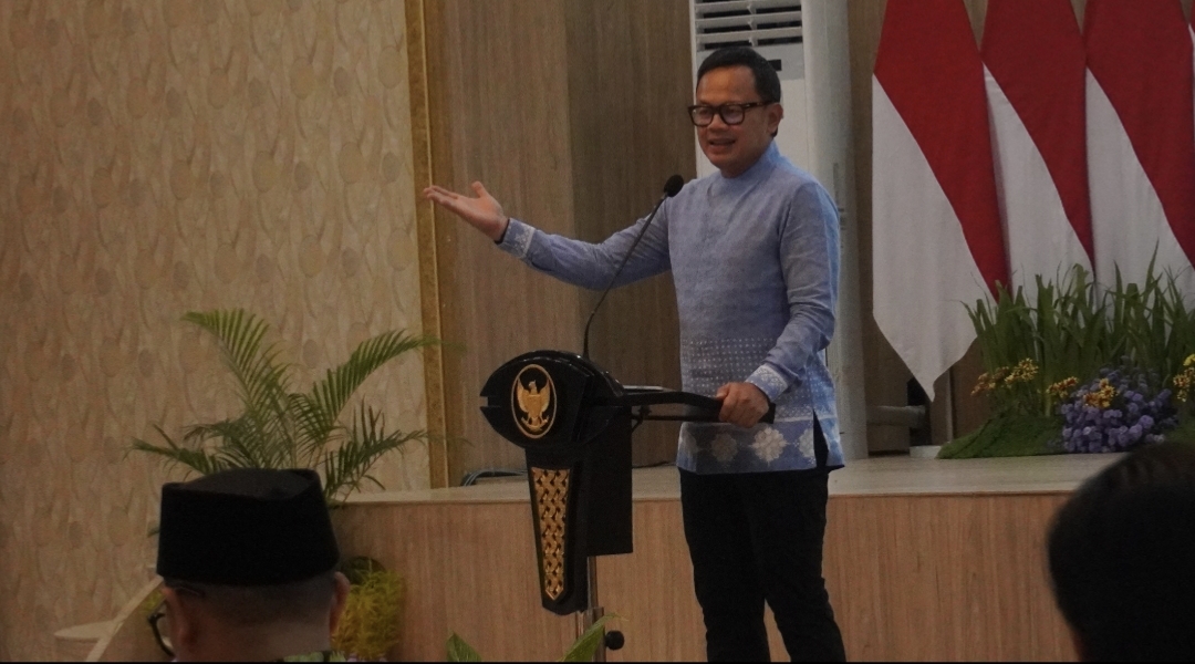 Wamendagri Bima Arya saat kunjungan kerja ke Pendapa Wahyawibawagraha Jember, bersama rombongan Komisi II DPR RI, Kamis (12/2/2026) petang. (Maulana/JPRJ)
