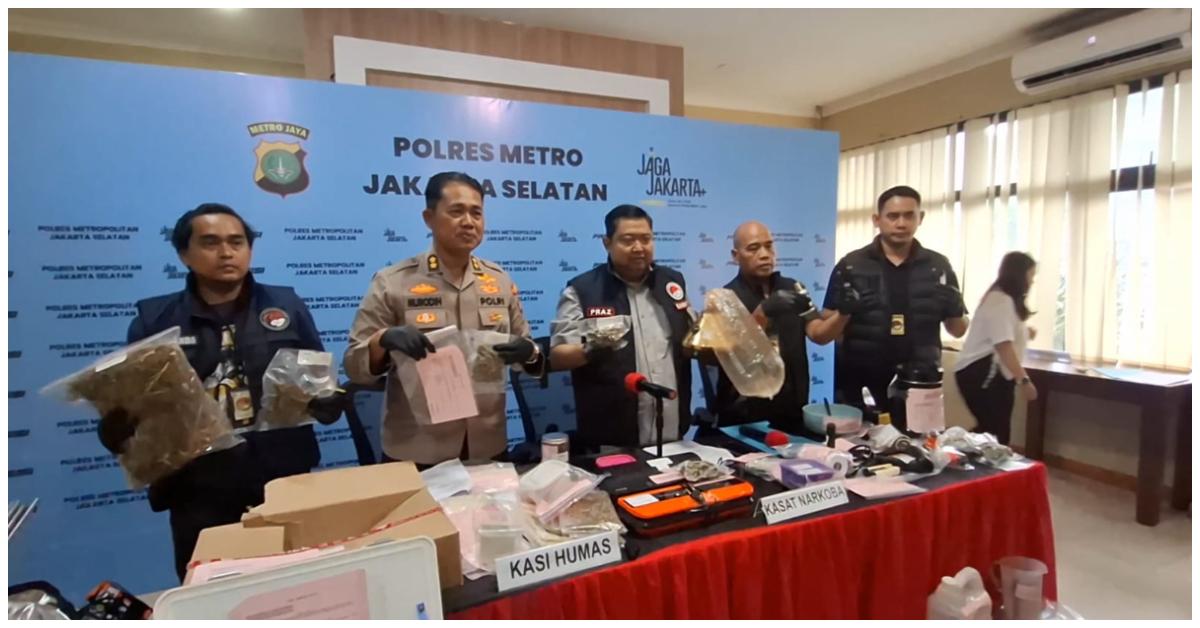 Konferensi pers penangkapan AW terkait kasus produksi narkoba dengan bibit dari situs gelap (dark web) luar negeri di Polres Metro Jakarta Selatan, Jakarta, Rabu (11/2/2026).