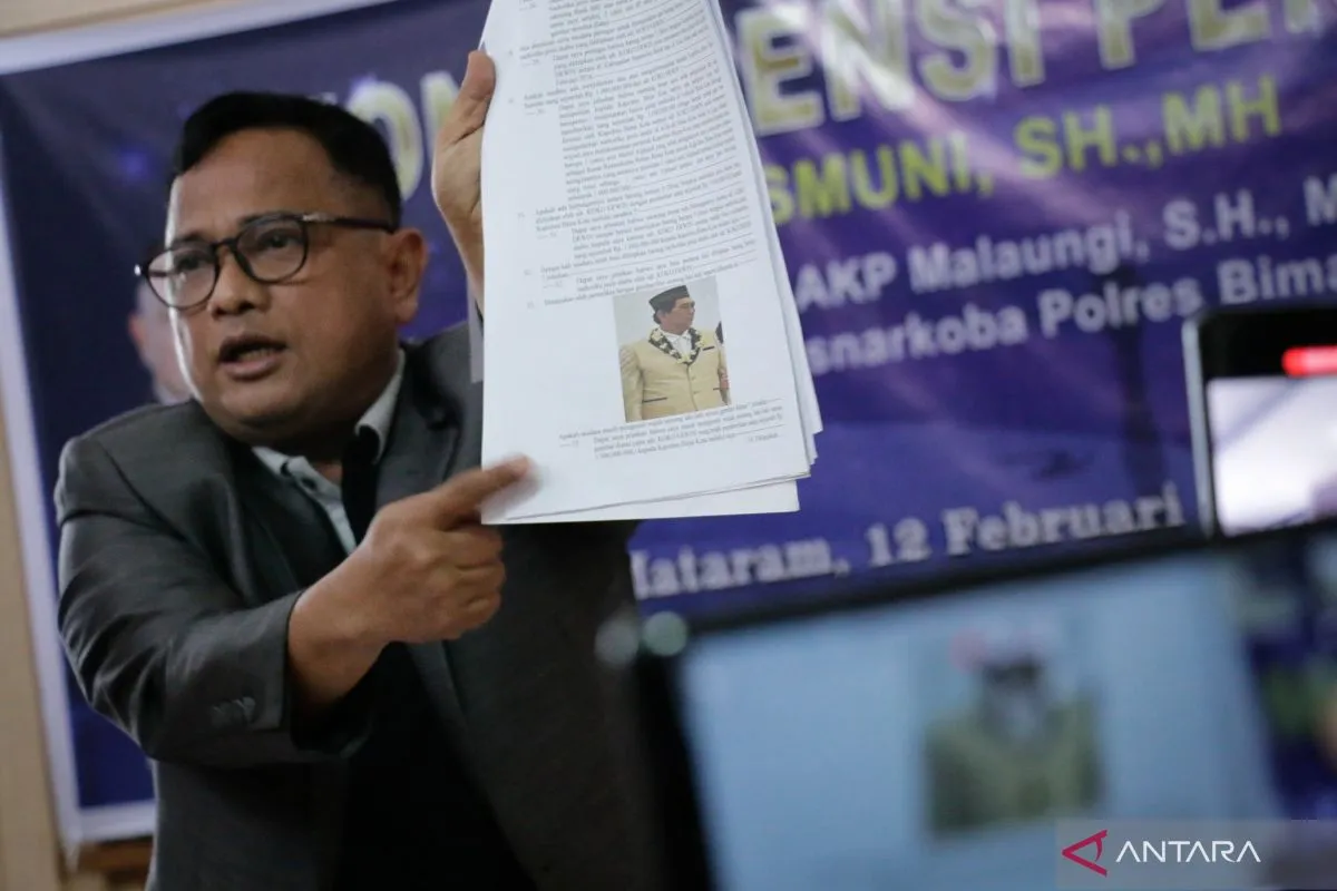 Kuasa hukum AKP Malaungi, Asmuni, menunjukkan foto Koko Erwin, pada lembaran BAP kliennya, dalam konferensi pers di Matarm.