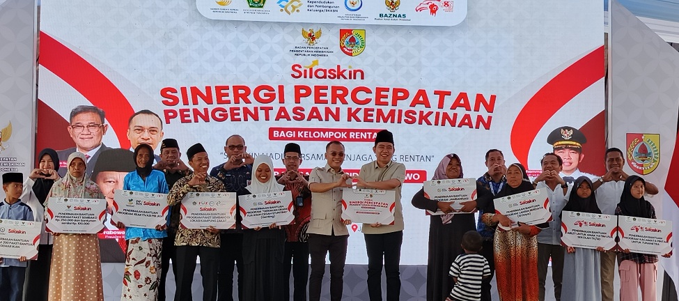 BANGUN KOLABORASI: Bupati Fawait saat menerima lawatan Wakil Ketua BP Taskin Iwan Sumule, saat penyerahan bantuan pengentasan kemiskinan di Balai Desa Cangkring, Kecamatan Jenggawah, Jember, (12/2).