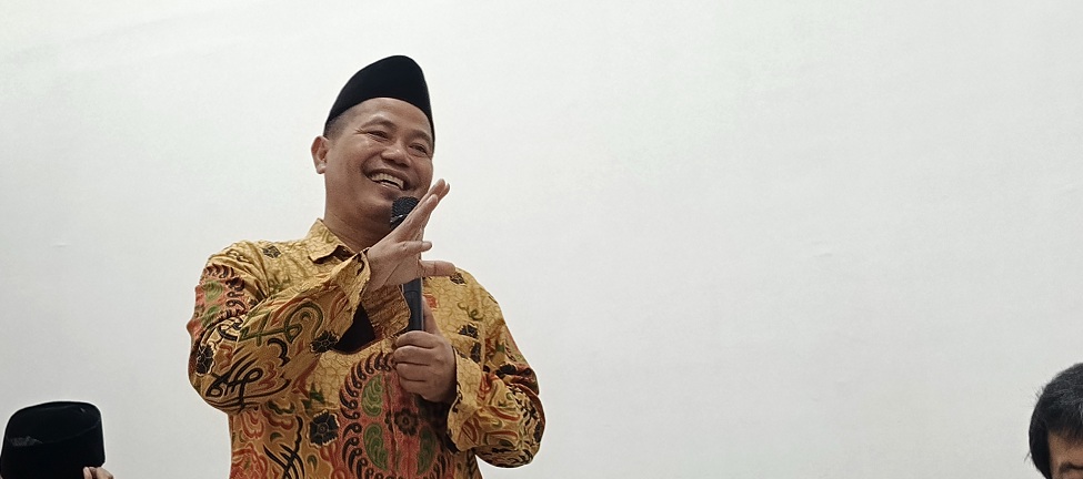 BERI PENJELASAN: Guru besar UIN KHAS Jember, sekaligus Direktur Direktur Lazawa Darul Hikam, saat mengemukakan terkait pandangan penanganan kemiskinan.
