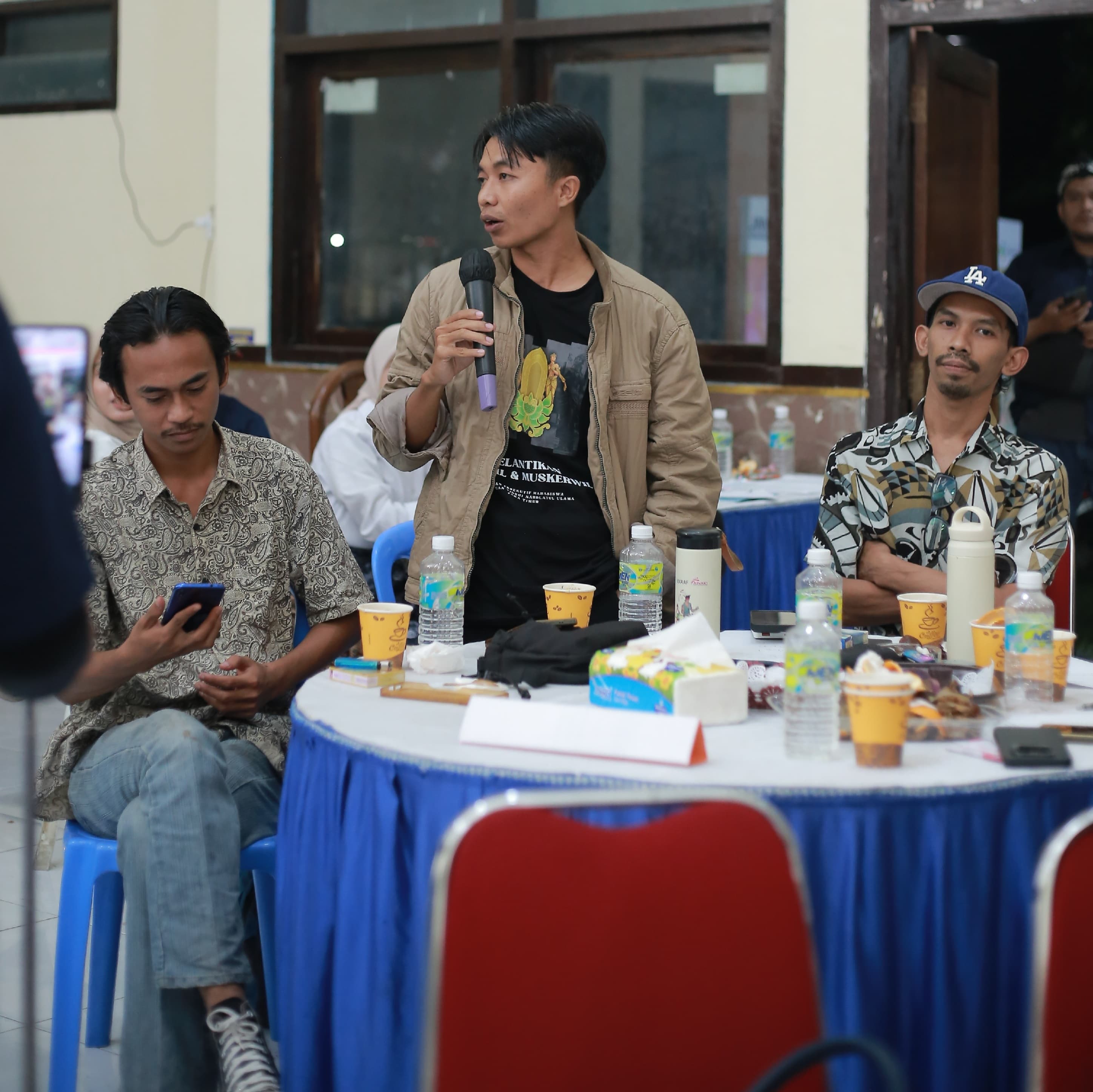 MENYIMAK: Sejumlah mahasiswa saat menyimak diskusi talkshow Seni dan kebudayaan, Jumat (6/2).