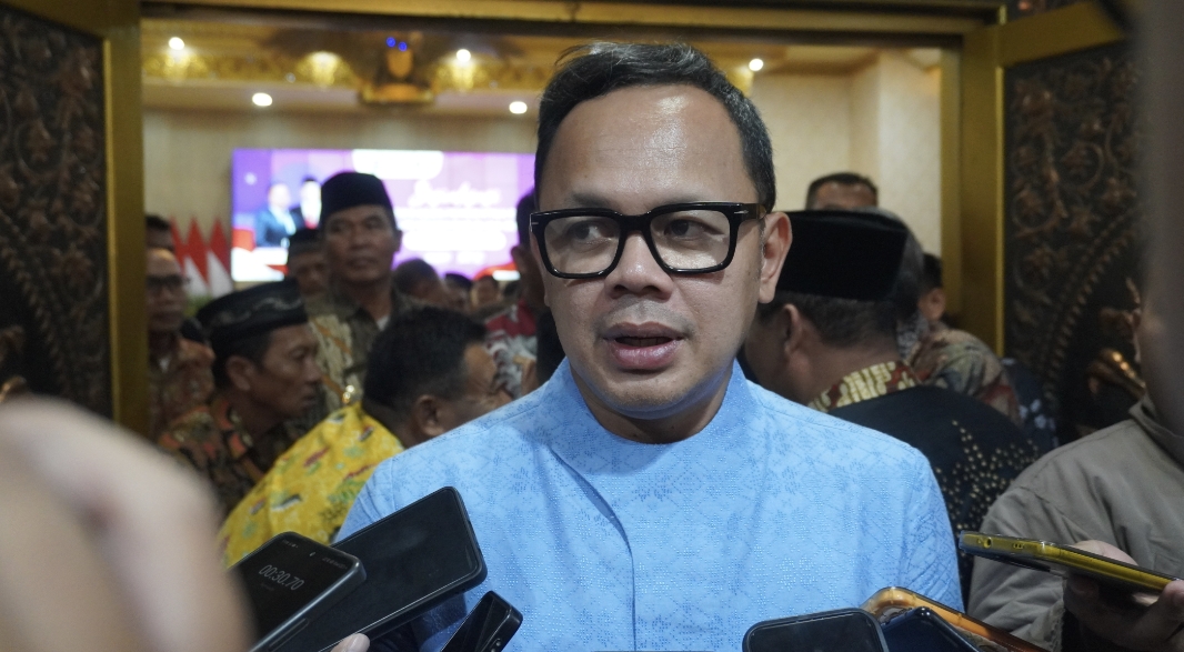 Wamendagri Bima Arya saat kunjungan kerja ke Pendapa Wahyawibawagraha Jember, bersama rombongan Komisi II DPR RI, Kamis (12/2/2026) petang. (Maulana/JPRJ)