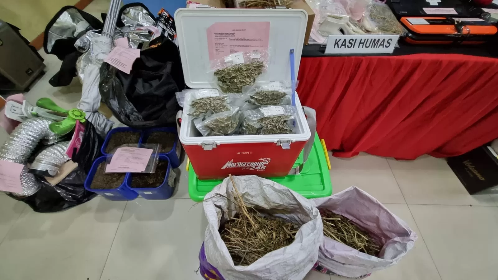 Barang bukti hasil penggerebekan home Industry narkoba di Perumahan Scandi House 9 Kav 11E, Srengseng Sawah, Jakarta Selatan. 