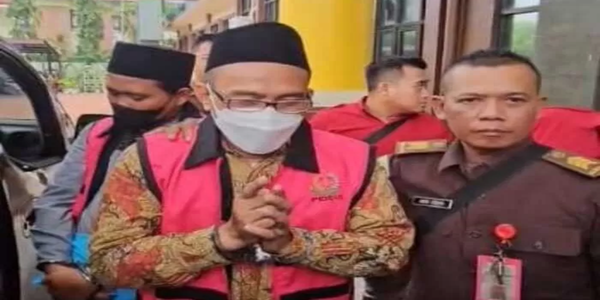 DITAHAN: Tersangka MFR dan RKA saat dikawal penyidik Pidsus Kejari Gresik menuju mobil tahanan usai ditetapkan sebagai tersangka kasus korupsi dana hibah, Rabu (11/2). (Yudhi/Radar Gresik)