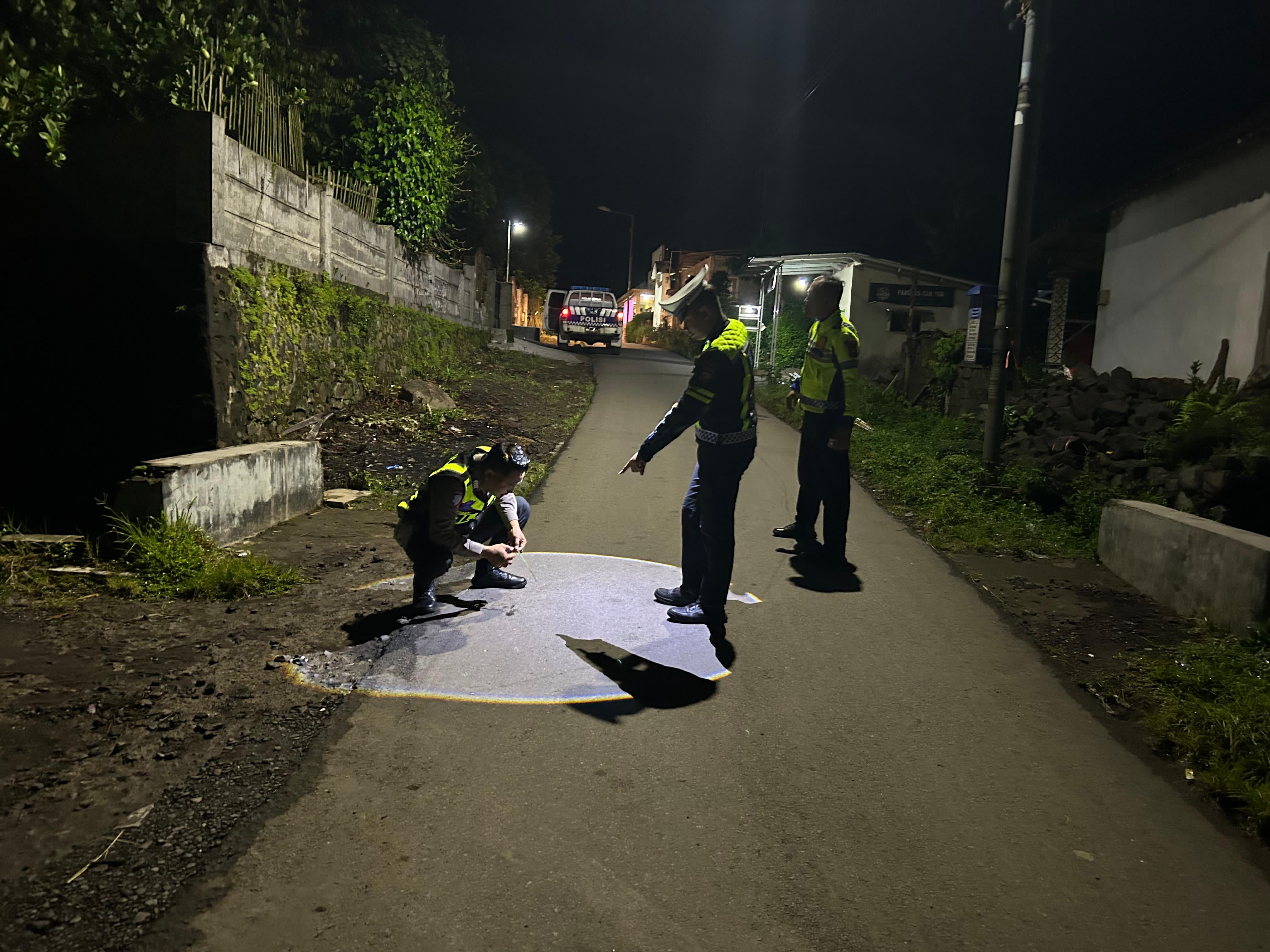 OLAH TKP: Anggota Satlantas Polres Jember melakukan pemeriksaan lokasi kecelakaan yang membuat pesepeda kehilangan nyawa di Desa Menampu, Kecamatan Gumukmas.