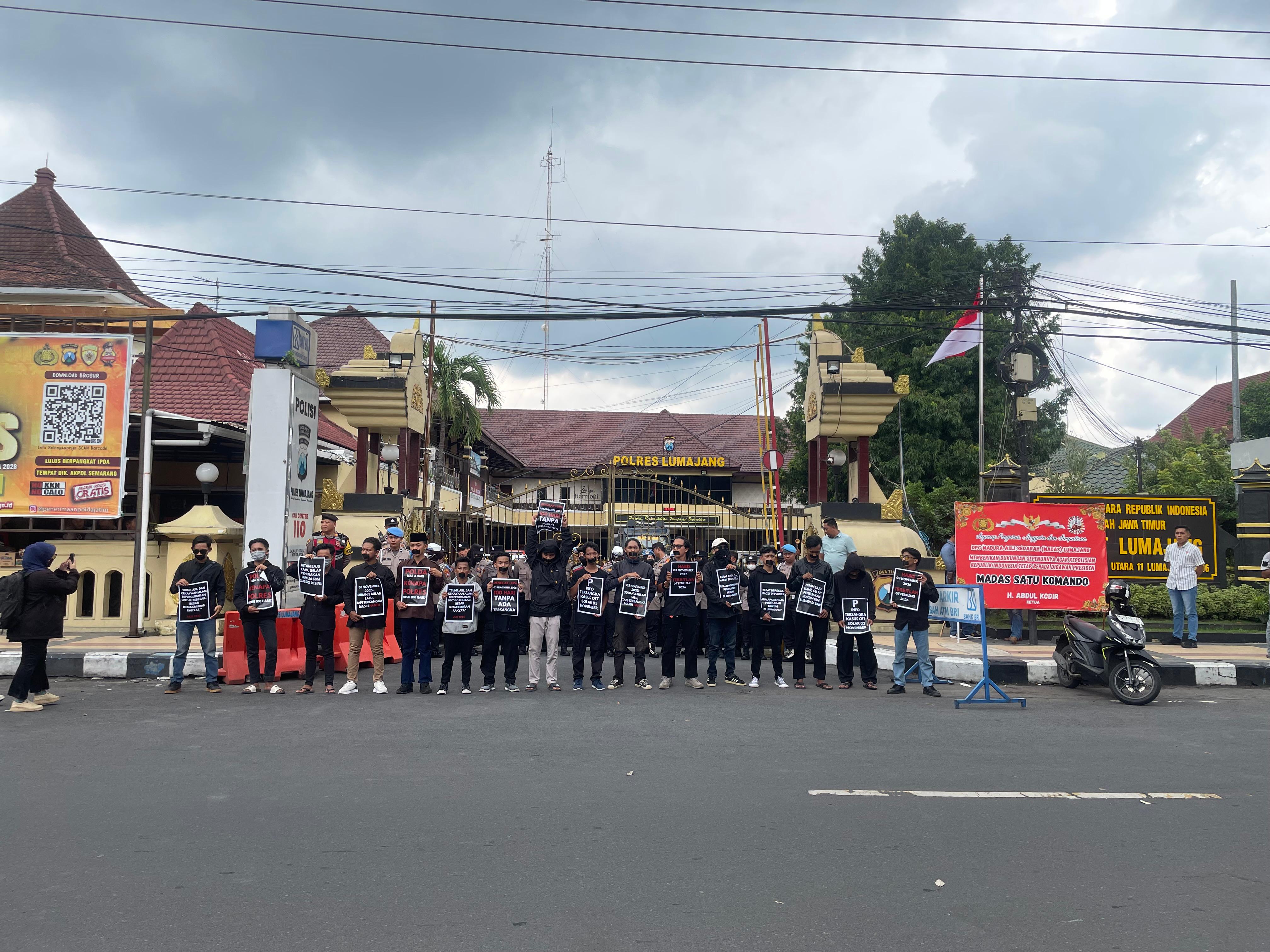 AKSI: Mahasiswa dari aliansi Lajnah Studi Gerakan Advokasi (LSGA) gelar aksi demo, buntut lambatnya penetapan tersangka kasus OTT solar pada Senin (3/11/2025) lalu. (ADE APRYANIS/RAME)