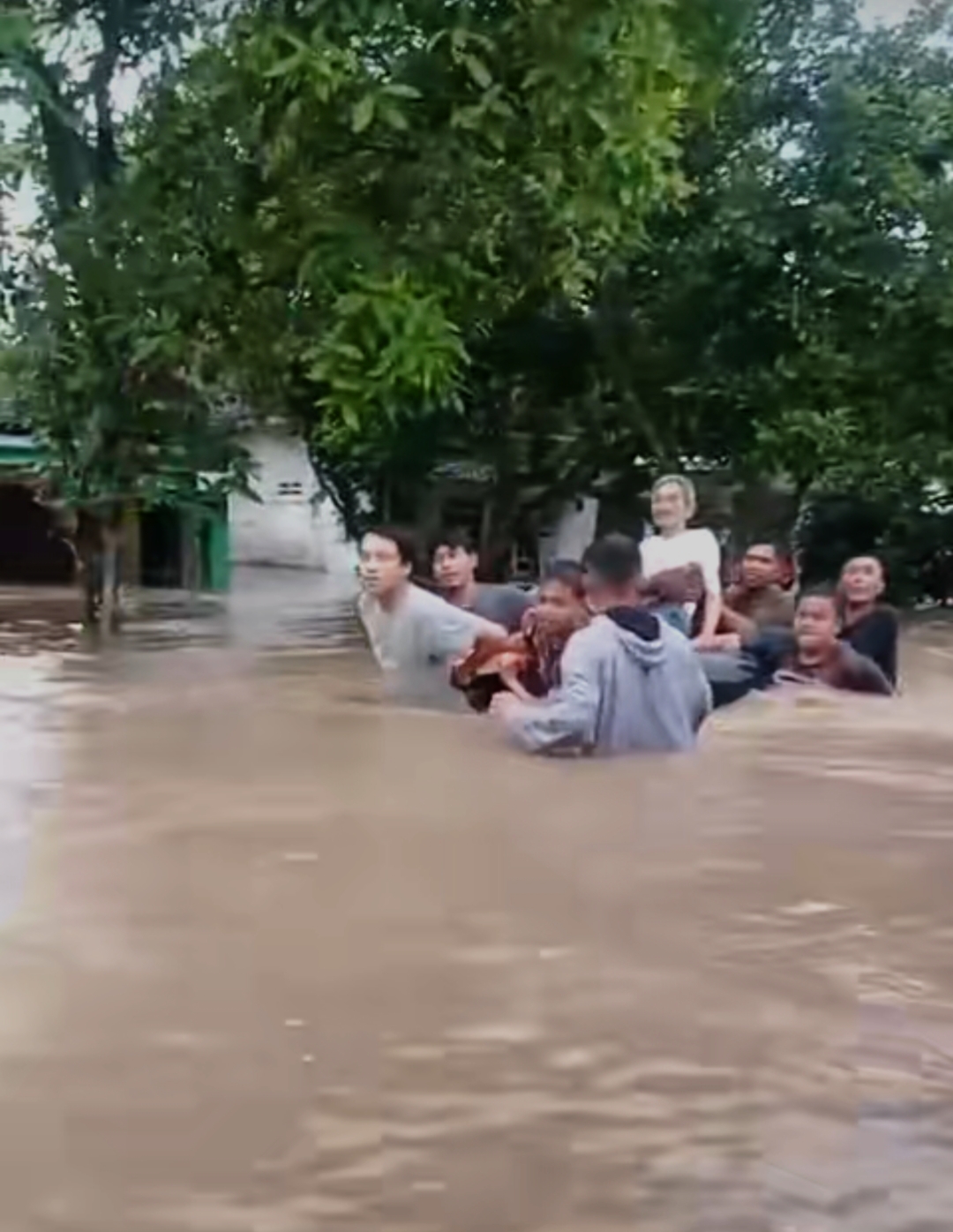 Proses evakuasi lansia terdampak banjir di Desa Tanjungsari, Kecamatan Wuluhan, setelah Jember diguyur hujan hingga hingga menyebabkan banjir sejak Jum