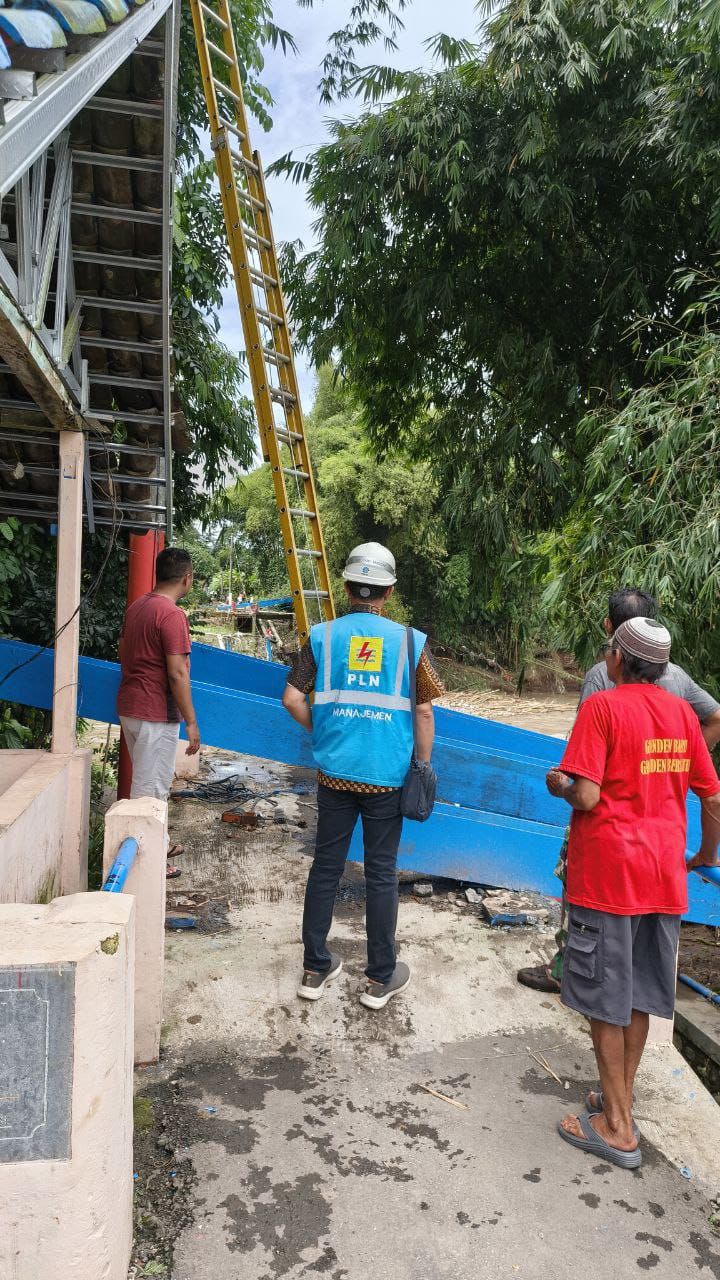 Tak Hanya Pulihkan Listrik, PLN Jember Juga Hadirkan Bantuan untuk Warga