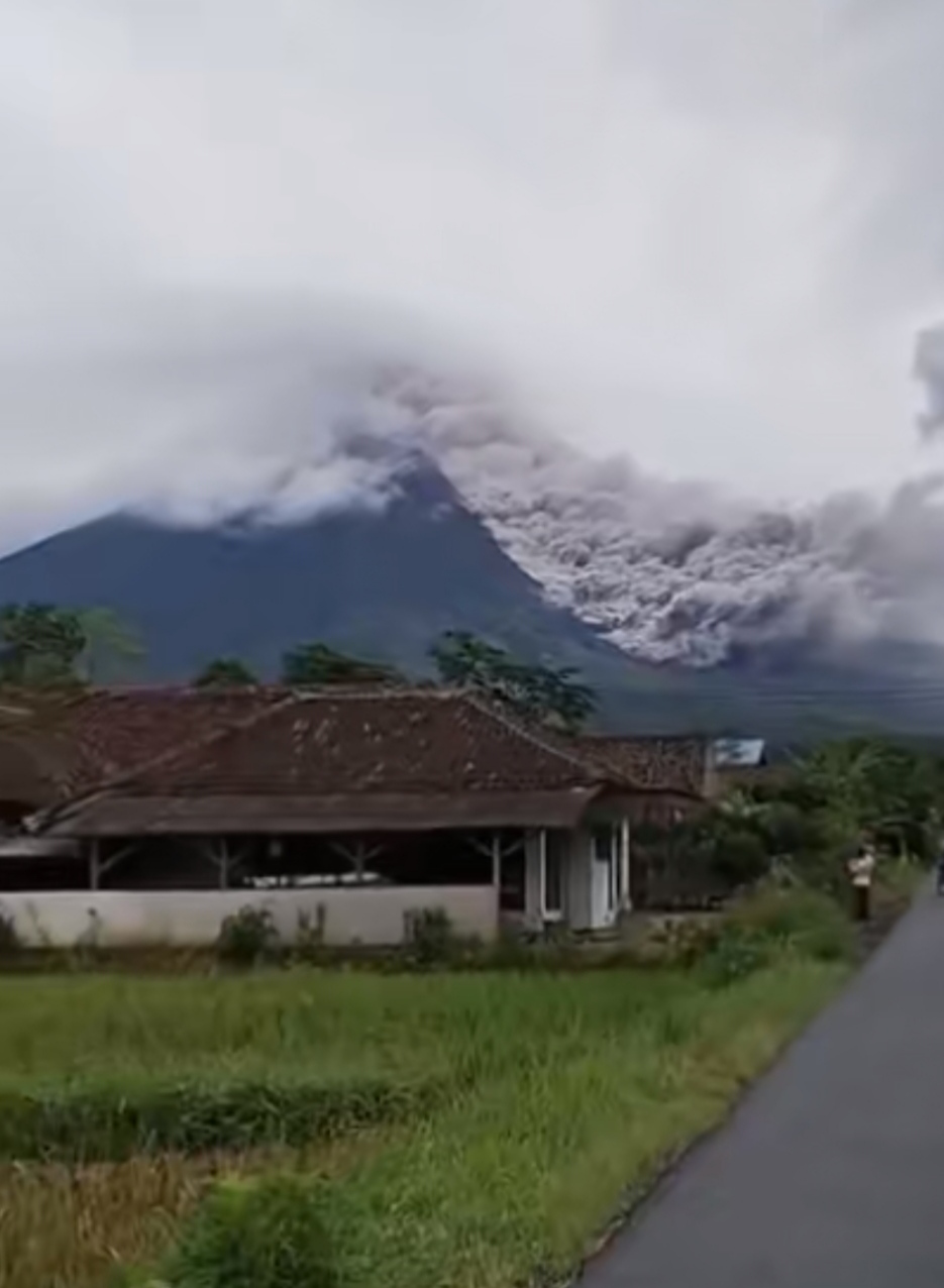 Kondisi Gunung Semeru saat meletus pada Sabtu, (14/2).