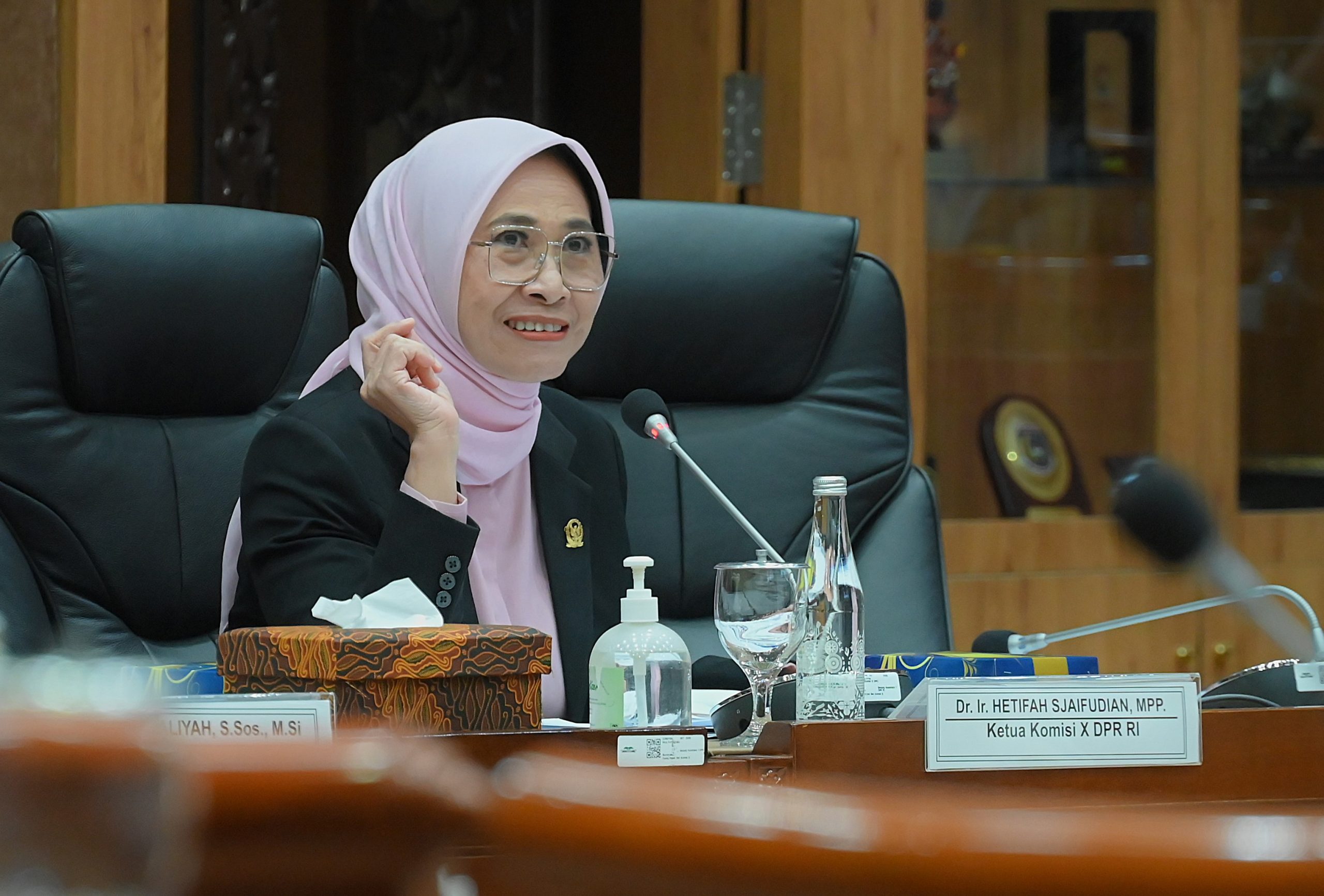 Ketua Komisi X DPR RI, Hetifah Sjaifudian, mengecam keras tindakan guru SDN di Jember, Jawa Timur, yang memaksa enam muridnya menanggalkan pakaian. (Dok. DPR)