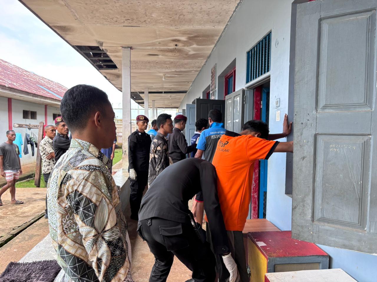 Cegah Barang Terlarang, Lapas Saumlaki Intensifkan Penggeledahan Kamar Hunian