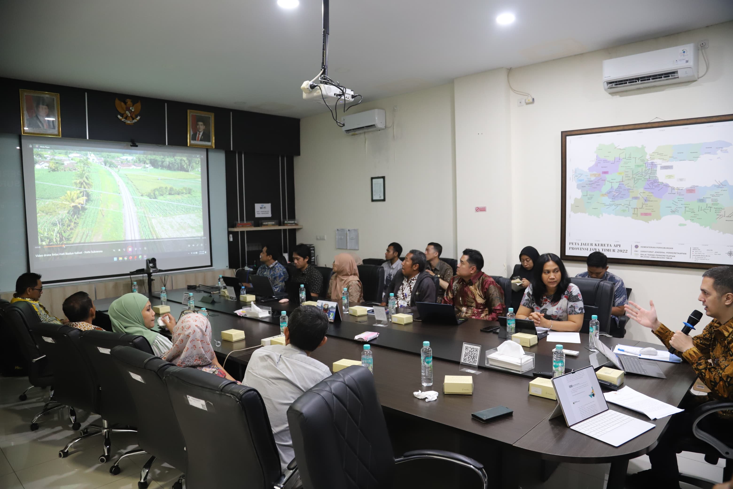 TERUS DIBAHAS: BTP Kelas 1 Surabaya bersama DPRD Bondowoso saat rapat koordinasi merencanakan dengan matang desain reaktivasi rel KA.