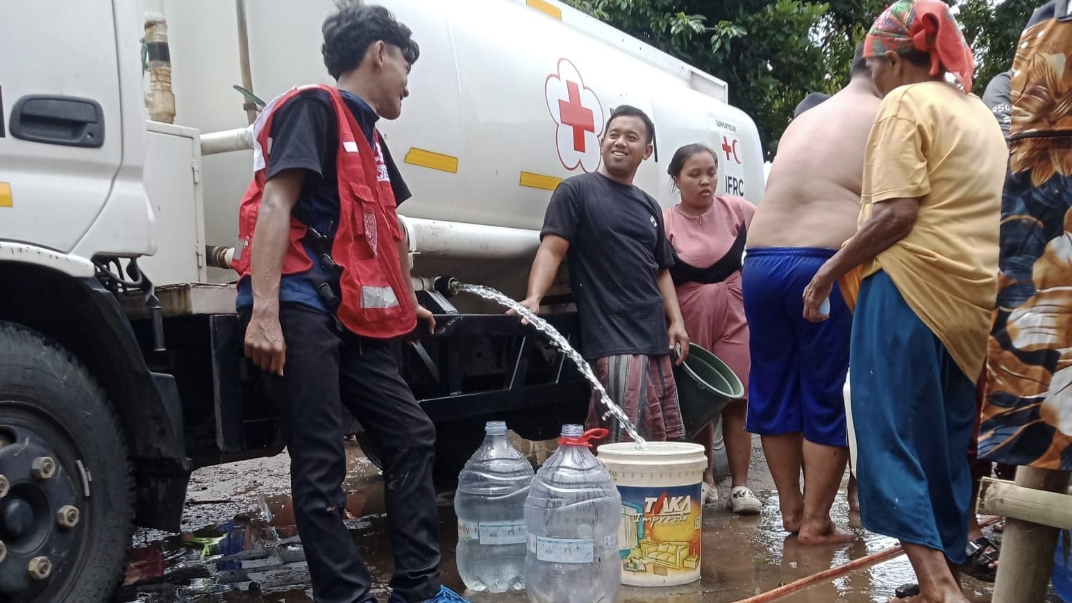 Dropping air bersih oleh PMI Jember untuk warga terdampak banjir.
