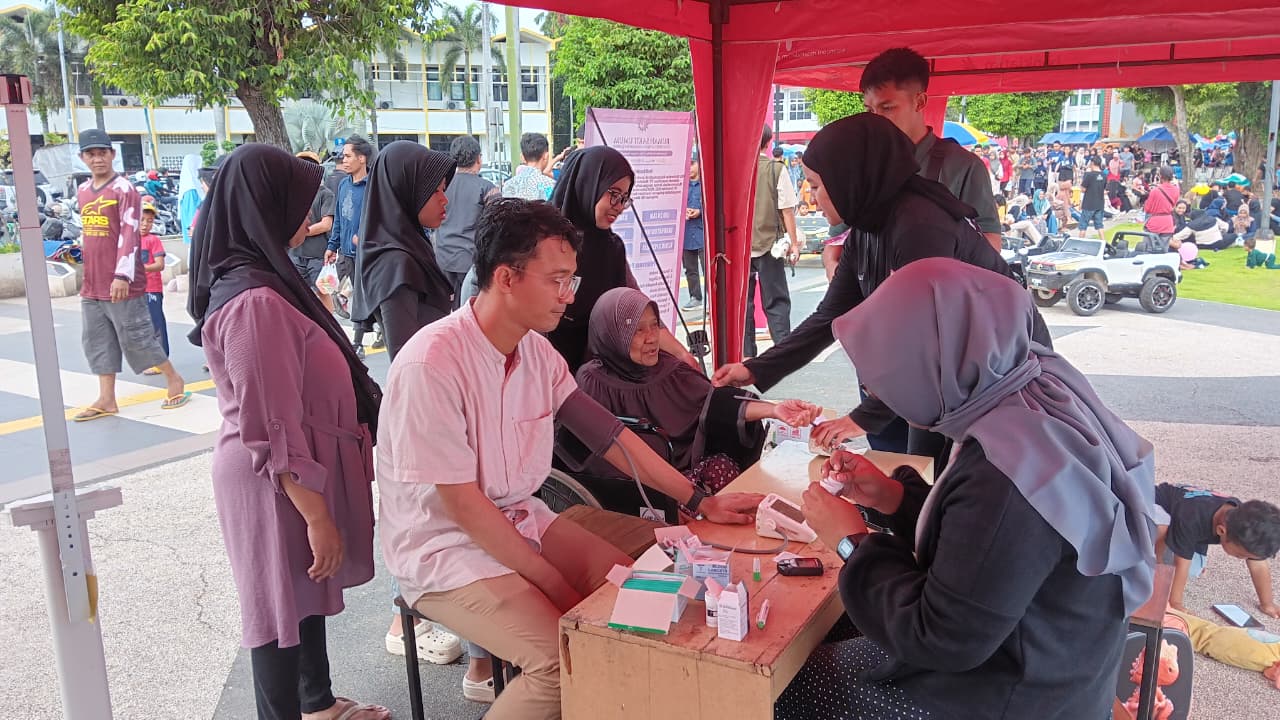 EDUKASI : Tim FOZDA Syiarkan amil zakat kepada pengunjung alun-alun Jember, kemarin (15/2).