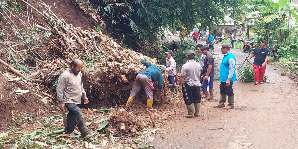KERJA BAKTI: Perangkat Desa Panti, bersama warga sekitar saat kerja bakti membersihkan longsoran dari tebing di Dusun Pakis Selatan, Desa Pakis, Kecamatan Panti. (JUMAI/RJ)