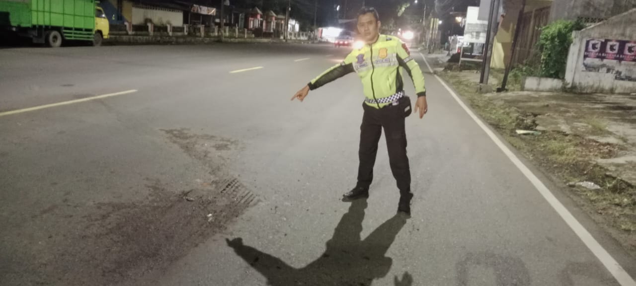DATANGI LOKASI: Anggota Lakalantas Polres Jember saat melalukan oleh TKP kecelakaan depan rest area Jubung, Desa Jubung, Kecamatan Sukorambi Sabtu (14/2) pukul 23.00 Wib.