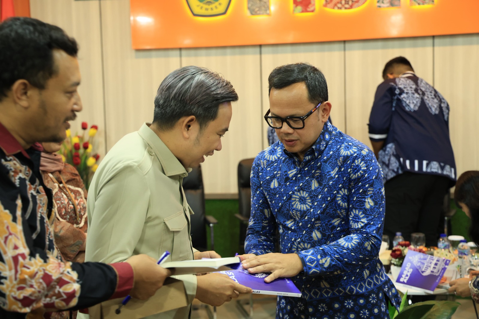 SHARING PENGALAMAN: Wamendagri Bima Arya dan Bupati Fawait, di sela-sela giat bedah buku, di Universitas Jember (13/2).&nbsp;