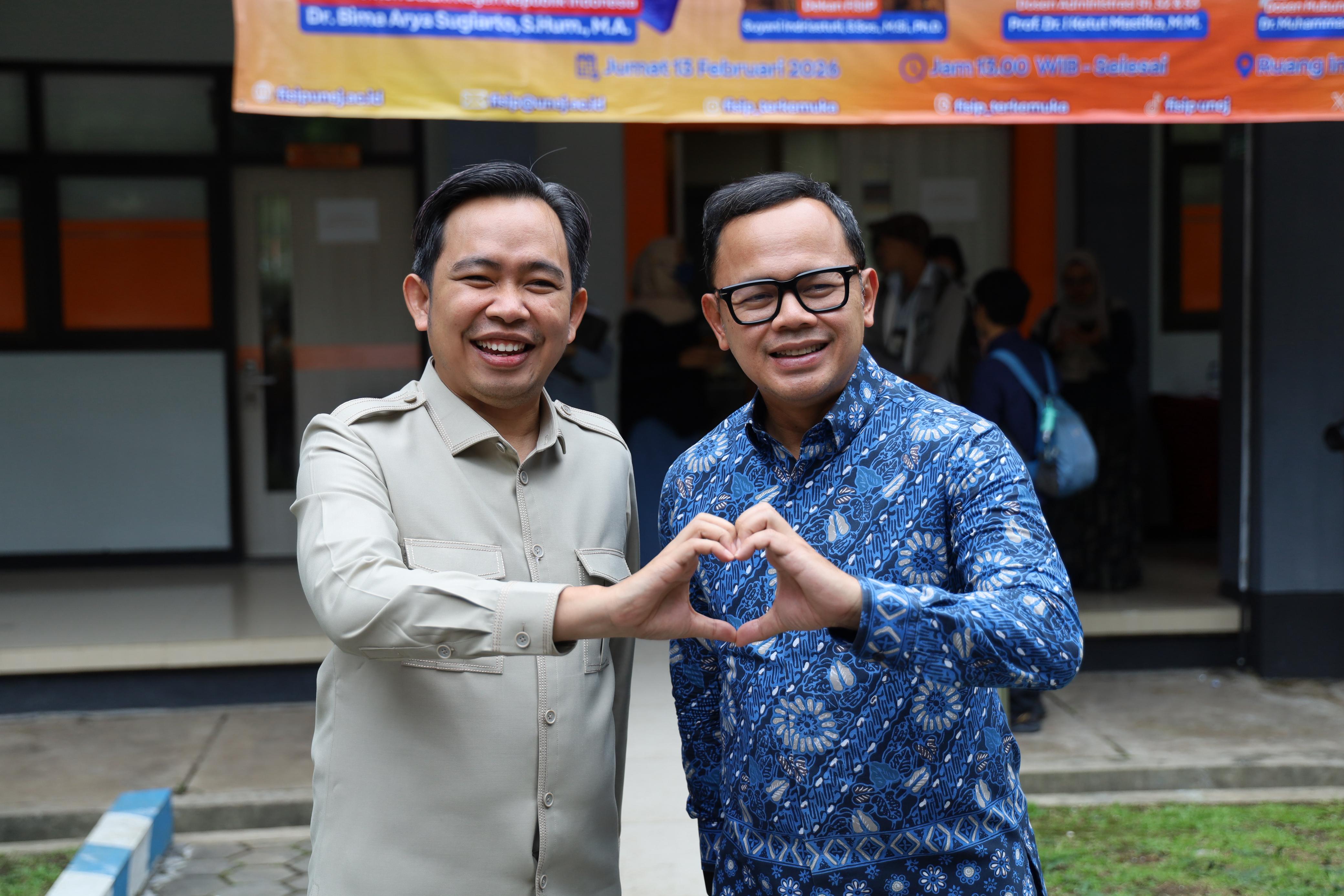 Wamendagri Bima Arya dan Bupati Fawait, di sela-sela giat bedah buku, di Universitas Jember (13/2/2026). (Dok. Diskominfo)