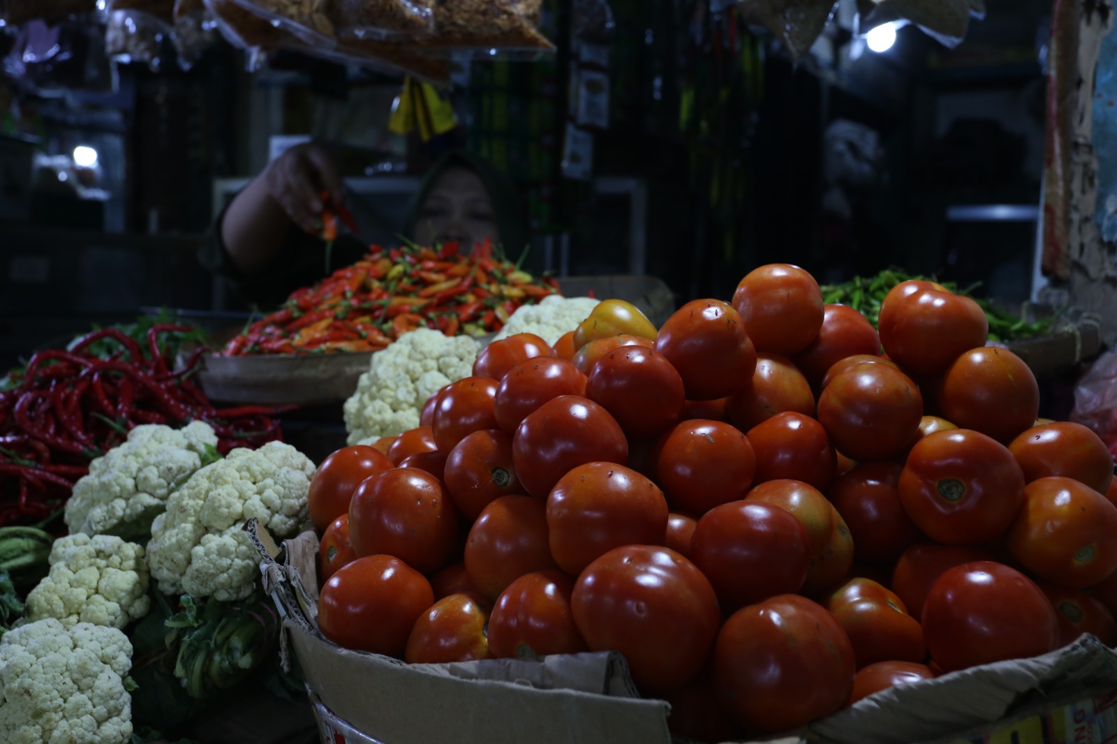 SEMANGAT: Pedagang bumbu dapur di pasar Tanjung menata dagangannya, kemarin.