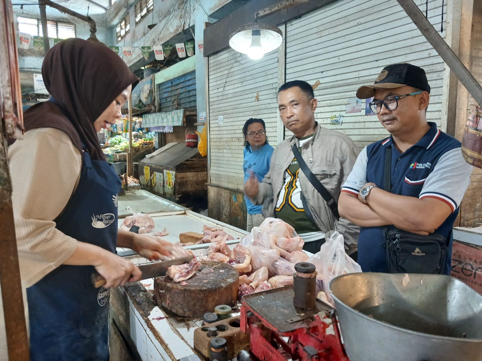 PENJUALAN MENURUN: Devi, melayani pembeli daging ayam di pasar Tanjung, Kelurahan Jember Kidul, Kecamatan Kaliwates, kemarin.