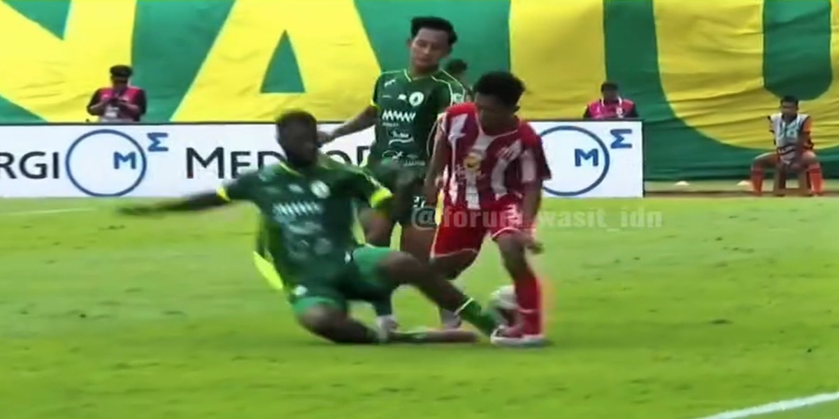Tackle Brutal Injai kepada pemain Deltras hanya berbuah kartu kuning. Injai juga diduga tak ada respect kepada lawannya. (TANGKAPAN LAYAR VIDEO INSTAGRAM FORUM WASIT IDN)