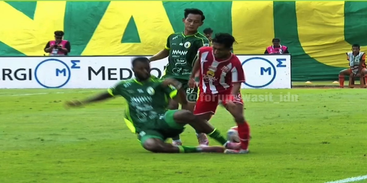 Tackle horor dari pemain asing PSS Sleman Frederic Injai kepada pemain Deltras Giofani. (TANGKAPAN LAYAR VIDEO INSTAGRAM FORUM WASIT IDN)
