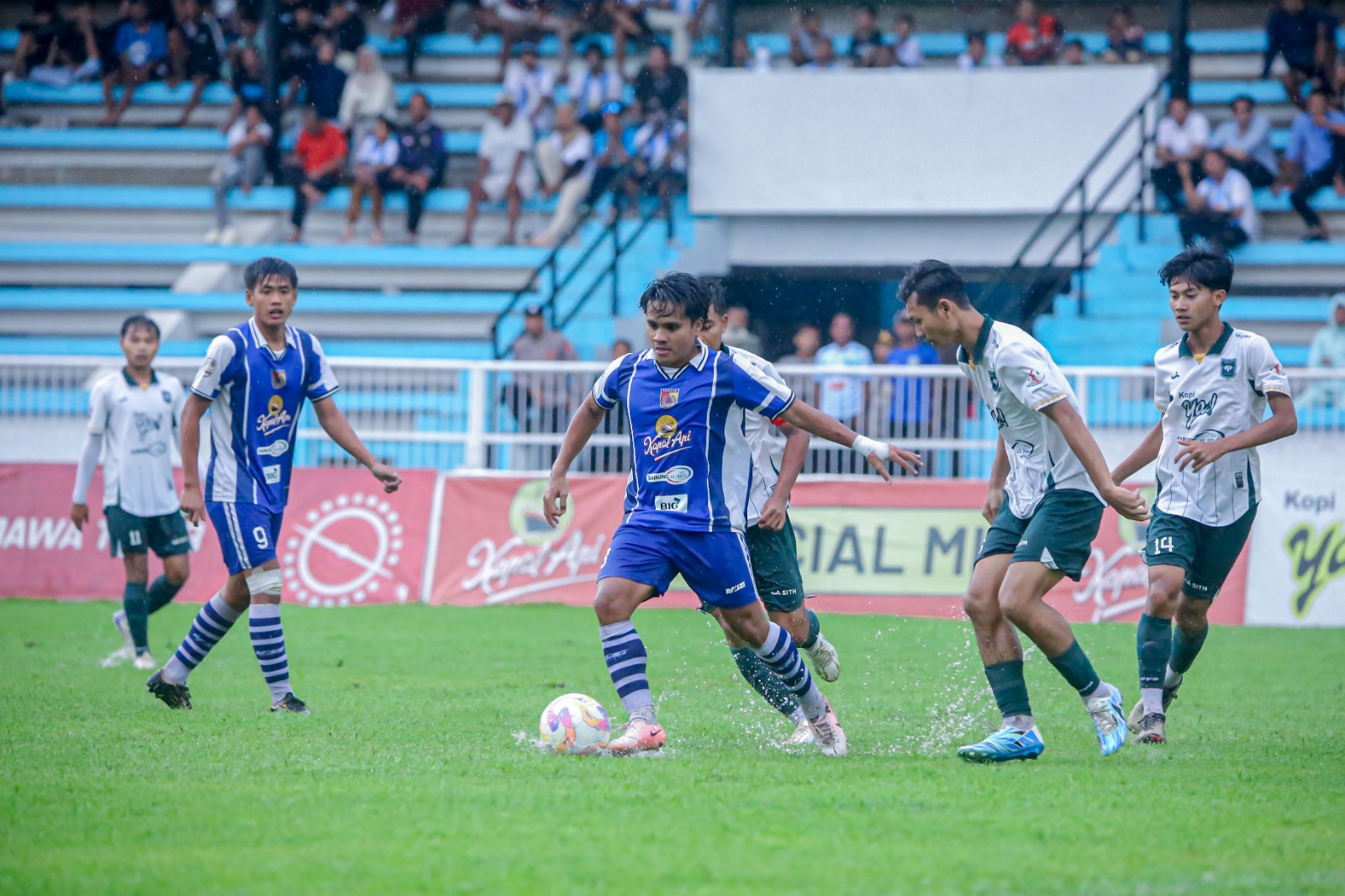 JUARA KETIGA: Pemain Persid Jember saat melakoni pertandingan Liga 4 Jatim. Tim berjuluk Macan Raung ini berhasil menjadi peringkat ketiga.