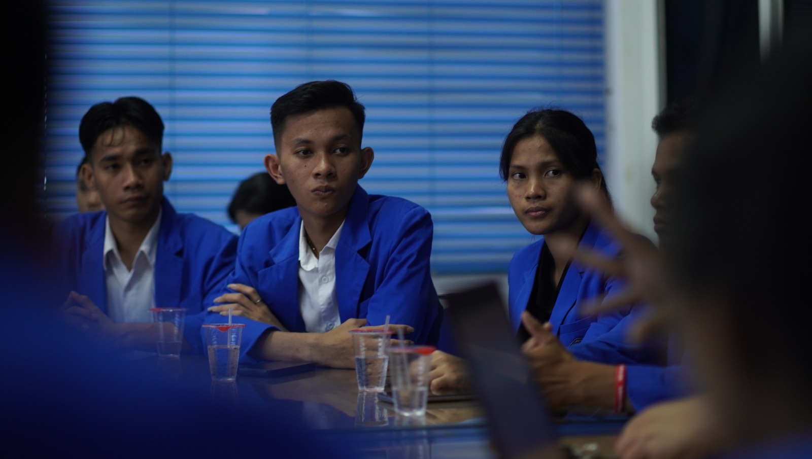 KUNJUNGAN: Mahasiswa Sekolah Tinggi Teologi Duta Panisal Jember menyimak pemaparan saat kunjungan ke redaksi Jawa Pos Radar Jember, kemarin (16/2).