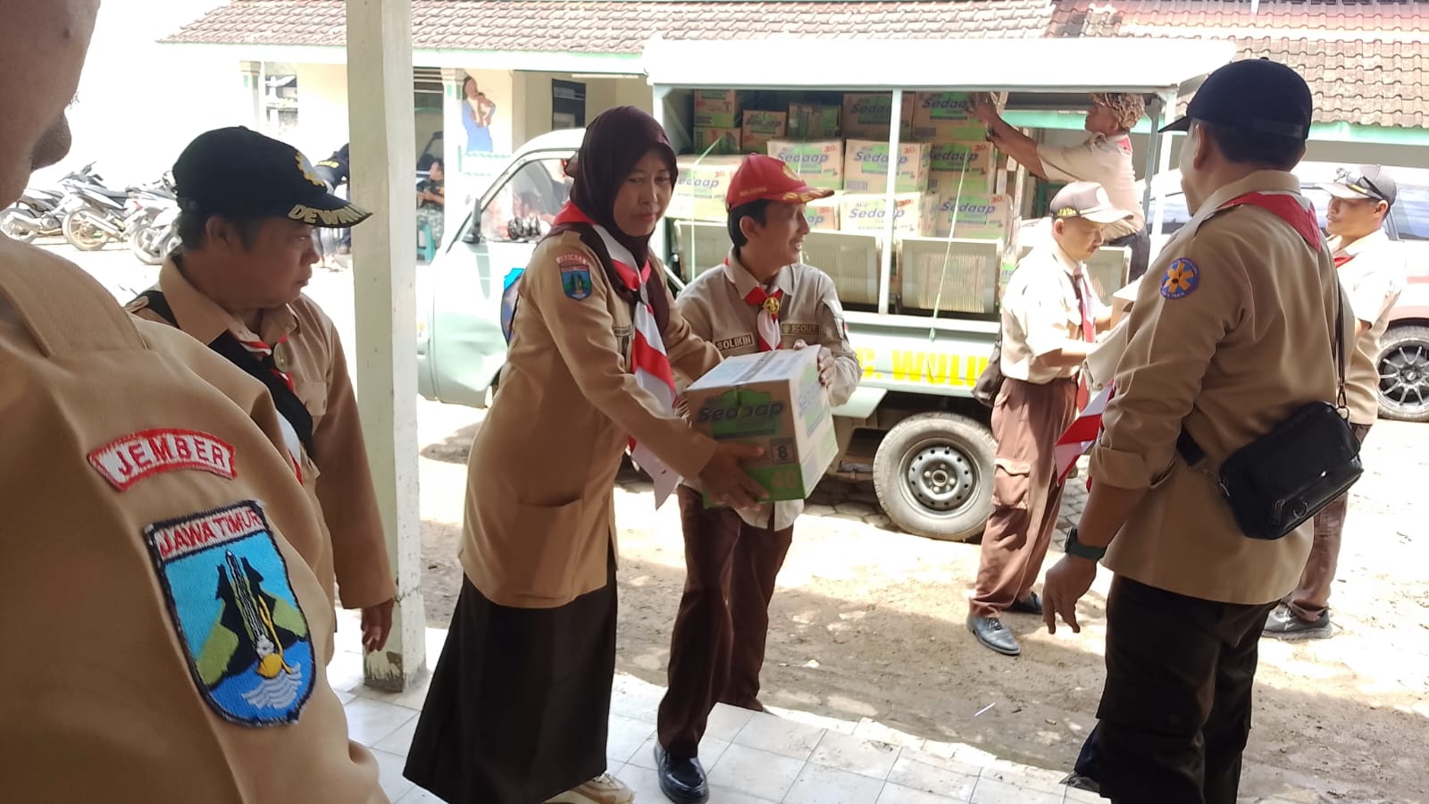 Bantuan logistik yang dikucurkan untuk warga terdampak banjir Jember, khususnya di Desa Glundengan, Wuluhan, yang menjadi titik terparah dampak banjir. (Dok. Mahrus)